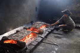 [Photo] Độc đáo nghề nướng cá biển truyền thống nơi “miền chân sóng” 