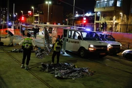 Cảnh sát Israel điều tra tại hiện trường vụ tấn công ở Jerusalem, ngày 27/1. (Ảnh: THX/TTXVN)