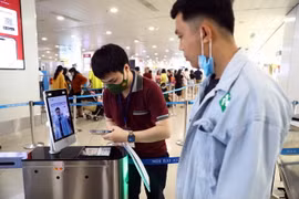 Camera quét nhận diện khuôn mặt của khách và đối chiếu với hình ảnh gốc trong kho Cơ sở dữ liệu quốc gia về dân cư. (Ảnh: Huy Hùng/TTXVN)