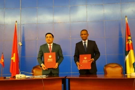 Thứ trưởng Bộ Nông nghiệp và Phát triển Nông thôn Việt Nam Nguyễn Quốc Trị (trái) và Thứ trưởng Bộ Ngoại giao Hợp tác Mozambique Manuel José Gonçalves ký kết biên bản thỏa thuận của kỳ họp. (Ảnh: Hồng Minh/TTXVN)