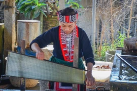 [Photo] Nghề làm giấy bản truyền thống của người Dao ở Hà Giang