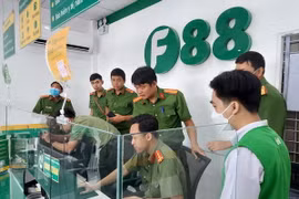 Lực lượng công an kiểm tra hành chính một phòng giao dịch của Công ty Cổ phần kinh doanh F88 trên địa bàn thành phố Cao Lãnh, tỉnh Đồng Tháp. (Ảnh: TTXVN phát)