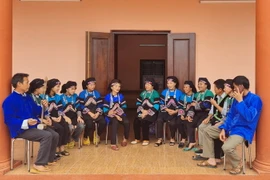 Nghệ nhân Ưu tú Lồ Lài Sửu thành lập đội văn nghệ thôn gồm 30 thành viên đủ mọi lứa tuổi để mọi người cùng nhau học hát, học múa và tham gia các hoạt động văn hóa. (Ảnh: Lục Hương Thu/TTXVN)