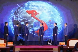 Chủ tịch UBND thành phố Hà Nội Trần Sỹ Thanh cùng các đại biểu khai trương các hệ thống thông tin, ứng dụng dùng chung phục vụ công tác chỉ đạo, điều của thành phố. (Ảnh: Văn Điệp/TTXVN)