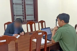 Cơ quan Điều tra làm việc với một trong số 5 người vi phạm. (Ảnh: Cơ quan Điều tra cung cấp/TTXVN phát)