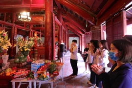 [Photo] Sỹ tử Hà Nội nô nức đến Văn Miếu-Quốc Tử Giám cầu may 