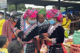Chợ phiên ở tỉnh Lai Châu không chỉ là nơi trao đổi, mua bán hàng hóa mà còn là nơi hội tụ, gặp gỡ, giao lưu, thể hiện tình cảm, sinh hoạt văn hóa của đồng bào các dân tộc sinh sống quanh vùng. (Ảnh: Đinh Thùy/TTXVN)