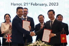 Tiến sỹ Trương Anh Dũng, Tổng cục trưởng Tổng cục Giáo dục nghề nghiệp và ông Pulkit Abrol, Giám đốc ACCA khu vực châu Á-Thái Bình Dương trao Biên bản ghi nhớ hợp tác giữa Tổng cục Giáo dục nghề nghiệp và Hiệp hội Hiệp hội Kế toán công chứng Anh quốc. (Ản