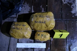 Số kim loại nghi vàng bị công an thu giữ. (Ảnh: TTXVN phát)