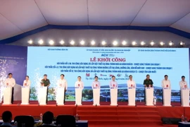 Phó Thủ tướng Chính phủ Trần Hồng Hà cùng lãnh đạo một số bộ ngành, địa phương thực hiện nghi thức khởi công gói thầu xây lắp Nhà ga T3. (Ảnh: Tiến Lực/TTXVN)