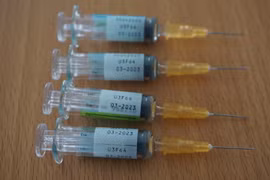Bốn lọ vaccine Hexaxim có hạn sử dụng tháng 3/2023 đã được tiêm cho trẻ. (Ảnh: Hoa Mai/TTXVN)
