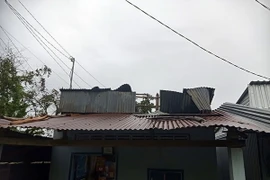 Dông, lốc làm sập, tốc mái nhiều nhà dân trên địa bàn huyện Hòn Đất. (Ảnh: TTXVN phát)