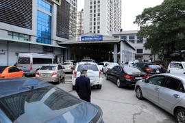 Các phương tiện xếp hàng vào đăng kiểm tại Trung tâm đăng kiểm xe cơ giới số 29.03V ở Láng Thượng, quận Đống Đa, Hà Nội. (Ảnh: Tuấn Anh/TTXVN)