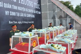 Tỉnh Kon Tum tổ chức Lễ viếng, truy điệu, an táng 12 hài cốt liệt sỹ, quân tình nguyện, chuyên gia Việt Nam hy sinh trong các thời kỳ chiến tranh ở Lào và Campuchia tại Nghĩa trang liệt sỹ huyện Ngọc Hồi, tỉnh Kon Tum. (Ảnh: Khoa Chương/TTXVN)