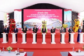 Các đại biểu nhấn nút chính thức khởi công Dự án xây dựng nút giao khác mức tại ngã tư đường Tôn Đức Thắng-Máng Nước-Quốc lộ 5. (Ảnh: TTXVN phát)