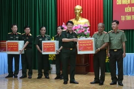 Đại tướng Lương Cường tặng quà Tết cho tập thể Công an tỉnh Trà Vinh. (Ảnh: Thanh Hòa/TTXVN)