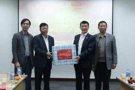 Ông Lê Trung Kiên, Trưởng Ban Quản lý Khu kinh tế Hải Phòng thăm tặng quà Công ty Cổ phần Phát triển Khu công nghiệp Nomura Hải Phòng - nhà đầu tư Khu công nghiệp Nomura Hải Phòng. (Ảnh: Hoàng Ngọc/TTXVN)