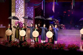 Liền anh, liền chị biểu diễn các làn điệu Quan họ. (Ảnh: Đinh Văn Nhiều/TTXVN)