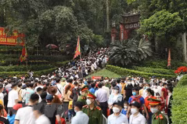 Dòng người về Khu di tích lịch sử Đền Hùng. (Ảnh: Minh Quyết/TTXVN)