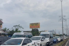 Xe ôtô nối đuôi nhau, nhích từng chút một qua cầu Rạch Miễu. (Ảnh: Huỳnh Phúc Hậu/TTXVN)