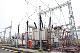 Kiểm tra vận hành tại TBA 500kV Tây Hà Nội. (Ảnh: Huy Hùng/TTXVN)