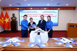 Ông Lê Duy Truyền, nguyên Phó Tổng Giám đốc TTXVN, Phó Chủ tịch Hội Hữu nghị Việt Nam-Venezuela và Tham tán Đại sứ quán Venezuela tại Việt Nam Cora Fernandez trao tặng cuốn sách "Xin chào" cho Đoàn thanh niên TTXVN. (Ảnh: Phạm Kiên/TTXVN)