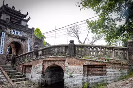 Đối lập với sự náo nhiệt, cùng các công trình hiện đại của Thủ đô, làng cổ Ước Lễ vẫn giữ được nét cổ kính dân dã của một vùng quê Bắc Bộ với cây đa, giếng nước, sân đình. (Ảnh: Hoài Nam/Vietnam+)