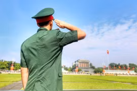 Người dân xếp hàng vào Lăng viếng Bác, sáng 2/9. (Ảnh: Tuấn Đức/TTXVN)