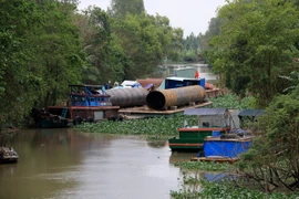 Một số thiết bị phục vụ công tác cứu hộ được chở đến khu vực gần hiện trường. (Ảnh: Nhựt An/TTXVN)