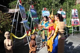 Trang phục của đồng bào dân tộc Khmer. (Ảnh: Kim Há/TTXVN)