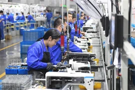 Công nhân làm việc tại Nhà máy Jack Sewing Machine ở tỉnh Chiết Giang, Trung Quốc. (Ảnh: THX/TTXVN)