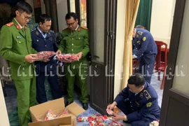 Lực lượng chức năng tiến hành kiểm tra và niêm phong số chân gà. (Nguồn: Công an Bắc Giang)