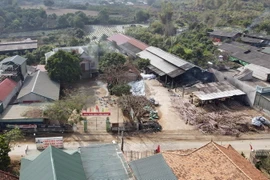 Điểm trường mầm non và nhà văn hóa bị ảnh hưởng bởi khói bụi và tiếng ồn từ một cơ sở sản xuất mật mía nằm liền kề. (Ảnh: Hữu Quyết/TTXVN)