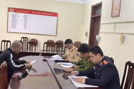 Tống đạt Quyết định khởi tố vụ án, khởi tố bị can đối với Đỗ Đình Tám. (Nguồn: Cục Cảnh sát giao thông)