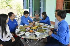 Đoàn Khối các cơ quan Trung ương, Tỉnh đoàn Quảng Trị đến thăm, tặng quà và tổ chức “Bữa cơm gia đình” tại nhà Mẹ Việt Nam Anh hùng Trần Thị Liền ở xã Trung Giang, huyện Gio Linh, tỉnh Quảng Trị. (Ảnh: Minh Đức/TTXVN)