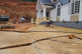 Một nhà dân bị ảnh hưởng nghiêm trọng bởi tình trạng sụt lún, sạt trượt đất và đã được di dời đến nơi an toàn. (Ảnh: TTXVN phát)