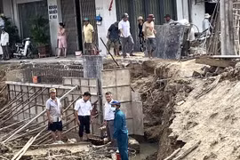 Nhiều người hỗ trợ đưa giải cứu nạn nhân khi bị đất vùi lấp. (Nguồn: báo Lao động)