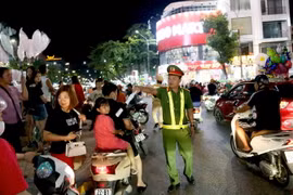 Cảnh sát giao thông thành phố Tuyên Quang phân luồng giao thông trên các tuyến phố tập trung đông người. (Ảnh: Quang Cường/TTXVN)