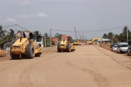 Các đơn vị khai thi công đường. (Ảnh: Dương Giang/TTXVN)