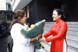 Đại sứ Nguyễn Phương Nga, Chủ tịch Liên hiệp các tổ chức hữu nghị Việt Nam đón bà Teresa María Amarelle Boué, Tổng Thư ký Hội Liên hiệp Phụ nữ Cuba. (Ảnh: An Đăng/TTXVN)