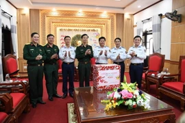 Trung tướng Nguyễn Trọng Bình thăm, chúc tết Bộ Tư lệnh Vùng Cảnh sát biển 2. (Ảnh: Hữu Trung/TTXVN)