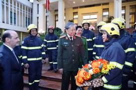 Đại tướng Tô Lâm, Bộ trưởng Bộ Công an thăm hỏi và động viên cán bộ, chiến sỹ Đoàn công tác Bộ Công an đi cứu nạn, cứu hộ tại Thổ Nhĩ Kỳ. (Ảnh: Phạm Kiên/TTXVN)