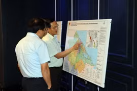 Các đại biểu nghiên cứu đồ án "Quy hoạch chung đô thị Thừa Thiên-Huế đến năm 2045, tầm nhìn đến năm 2065.” (Ảnh: Đỗ Trưởng/TTXVN)
