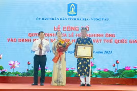 Lãnh đạo UBND thành phố Vũng Tàu và Ban Quản lý Di tích Đình thần Thắng Tam tiếp nhận Quyết định. (Ảnh: Đoàn Mạnh Dương/TTXVN)