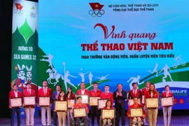 Trao bằng khen cho các huấn luyện viên, vận động viên tiêu biểu và huấn luyện viên, vận động viên người khuyết tật xuất sắc toàn quốc năm 2022. (Ảnh: Tuấn Đức/TTXVN)