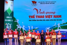 Trao bằng khen cho các huấn luyện viên, vận động viên tiêu biểu và huấn luyện viên, vận động viên người khuyết tật xuất sắc toàn quốc năm 2022. (Ảnh: Tuấn Đức/TTXVN)
