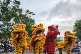 Những bước nhảy điệu nghệ của đoàn lân cùng âm thanh trống kèn rộng ràng khiến không khí lễ hội Quảng diễn đường phố thêm sôi động, vui tươi. (Ảnh: Mai Trang/TTXVN)