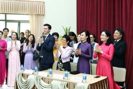 Phu nhân Chủ tịch nước Phan Thị Thanh Tâm và Phu nhân Toàn quyền Australia Linda Hurley thăm lớp học hát Hợp xướng. (Ảnh: Phạm Kiên/TTXVN)