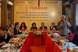 Các nhà nghiên cứu văn hóa trao đổi tại buổi Tọa đàm. (Ảnh: Đinh Thuận/TTXVN)
