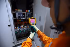 Những ngày này, các thợ điện phải tăng cường kiểm tra tại các điểm có phụ tải lớn để tránh sự cố xảy ra. (Ảnh: Huy Hùng/TTXVN)